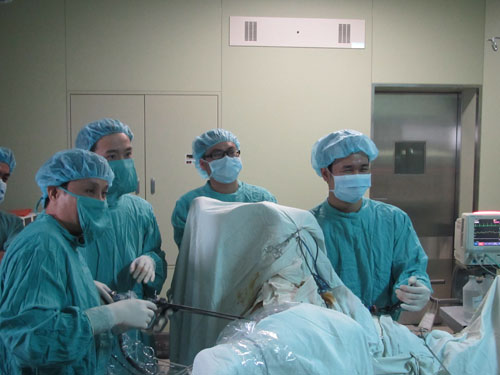 Kíp phẫu thuật của Khoa Ngoại nhi cấp cứu bụng của Bệnh viện TƯ Huế tiến hành ca phẫu thuật - Ảnh do Bệnh viện TƯ Huế cung cấp