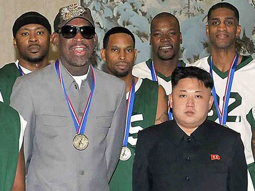 Ông Kim Jong-un (phải) chụp ảnh chung với Dennis Rodman và các cựu ngôi sao NBA - Ảnh: AFP