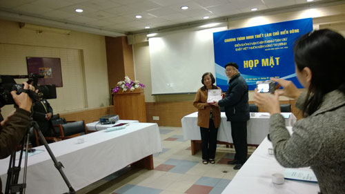 Ông Nguyễn Khắc Mai trao tặng tấm phù điêu và những đóng góp bằng hiện vật cho bà Huỳnh Thị Sinh, quả phụ của Thiếu tá Ngụy Văn Thà, hạm trưởng chiến hạm Nhật Tảo của hải quân VNCH, người nằm trong số những binh lính hy sinh trong trận hải chiến Hoàng Sa năm 1974.