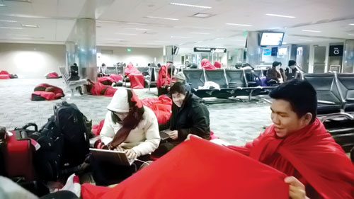 Du học sinh Việt phải nằm chờ tại sân bay Detroit bởi hàng trăm chuyến bay bị hủy - Ảnh: Tâm Lê