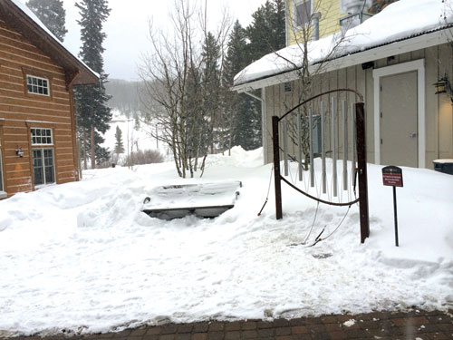 Những ngôi nhà ngập trong tuyết dày cả mét tại Colorado - Ảnh: Káp Long