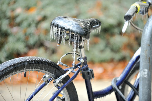 Xe đạp đóng băng, ô tô phủ tuyết. Ở các vùng lạnh giá có lốp xe chuyên dụng cho mùa đông, khi đi vào đường nhiều băng, tài xế phải lắp xích vào lốp để chống trượt - Ảnh: Tuấn Trường