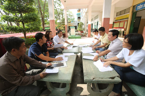 Ban tổ chức (Báo Thanh Niên, VTV9) nhóm họp vào chiều 11.1 tại Trường THPT Nguyễn Khuyến để chuẩn bị cho buổi khai mạc diễn ra sáng nay - Ảnh: Đào Ngọc Thạch