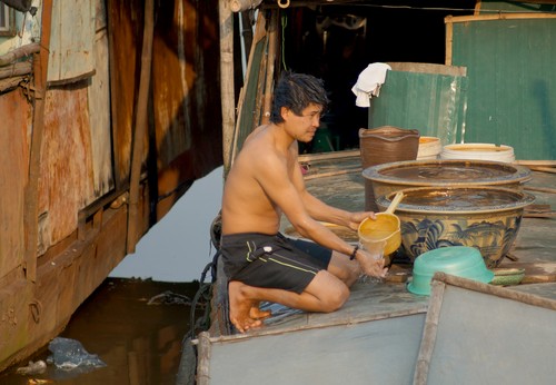 Chàng trai tên Hà tắm lộ thiên giữa trời giá rét