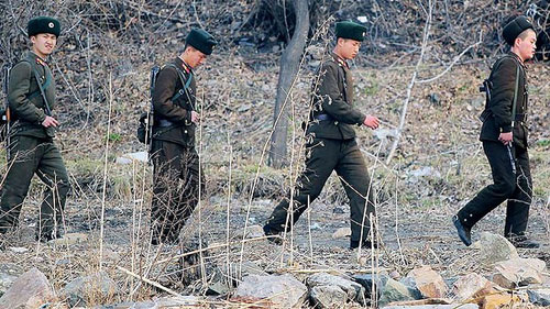 Binh sĩ Triều Tiên tuần tra dọc bờ sông Áp Lục, giáp với Trung Quốc - Ảnh: AFP