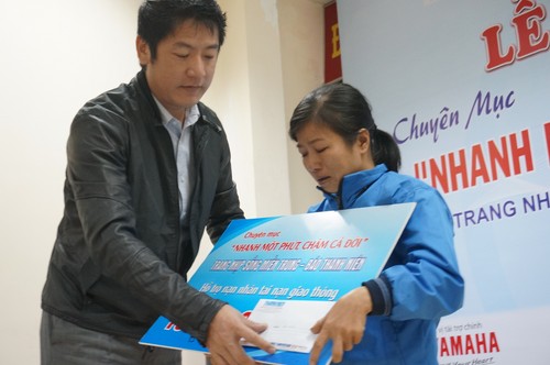 Chị Hoàng nhận tiền từ phía Đại diện nhà tài trợ, Công ty Yamaha Moto Việt Nam 