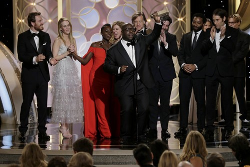 Đạo diễn Steve McQueen (giữa) và các diễn viên, ê kíp làm phim 12 Years a Slave với giải thưởng Phim chính kịch hay nhất 3 