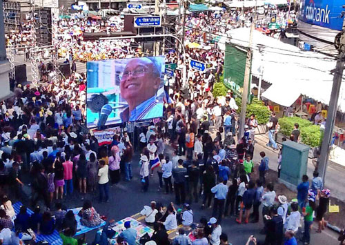 Người biểu tình tụ tập ở khu Asoke nghe lời kêu gọi của ông Suthep - Ảnh: Minh Quang