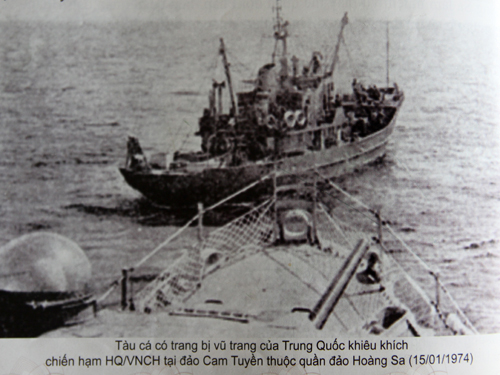  Tàu cá có vũ trang của Trung Quốc khiêu khích chiến hạm Quân lực Việt Nam Cộng Hòa tháng 1.1974 - Ảnh tư liệu chụp lại từ Kỷ yếu Hoàng Sa