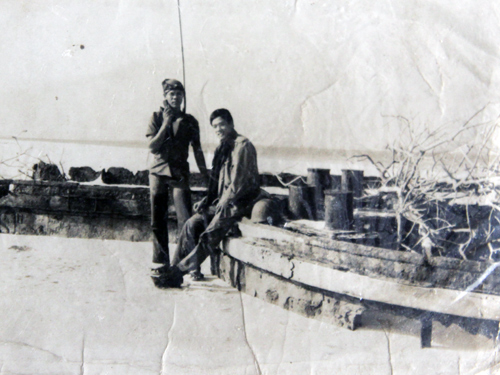Ông Nguyễn Văn Cúc (bên trái) và đồng đội tại Hoàng Sa 1974 - Ảnh do ông Cúc cung cấp