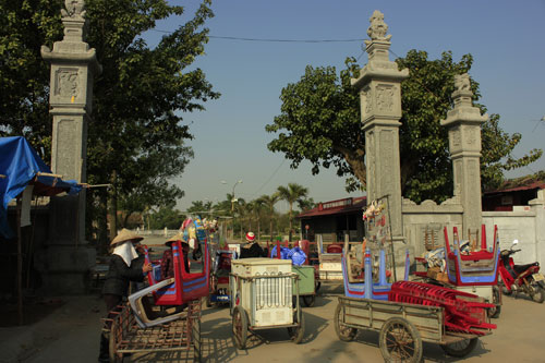 Người dân dựng xe hàng trước cổng khu di tích vào sáng 14.1 - Ảnh: Vũ Ngọc Khánh