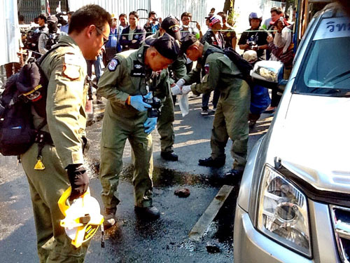 Cảnh sát và quân đội điều tra hiện trường vụ đánh bom - Ảnh: Minh Quang 