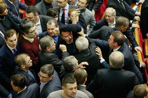 Ẩu đả tại quốc hội Ukraine hôm 16.1 - Ảnh: Reuters
