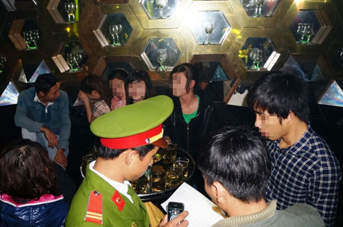 Lực lượng công an kiểm tra những thanh niên đang tụ tập ăn chơi tại Diamond Club