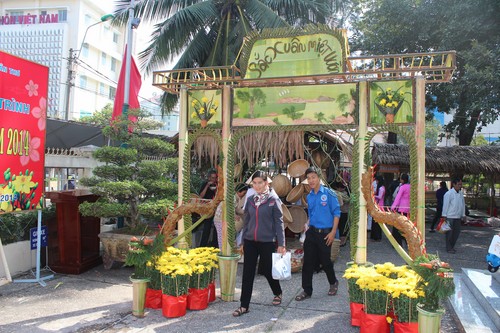 Cổng hội chợ được làm bằng chất liệt từ cây dừa