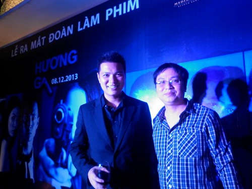 Nhà văn Nguyễn Đình Tú và đạo diễn Cường Ngô trong buổi ra mắt đoàn làm phim Hương ga