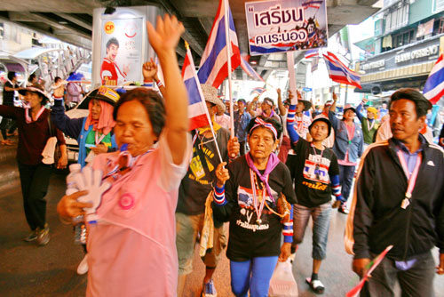 Những cuộc tụ tập như thế này đã bị cấm ở Bangkok - Ảnh: Minh Quang
