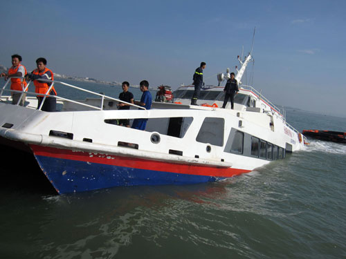 Tàu cao tốc tuyến Phú Quý - Phan Thiết bị sóng đánh chìm