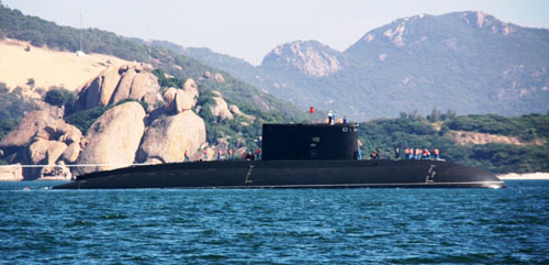 Cờ Tổ quốc trên tàu ngầm Hà Nội