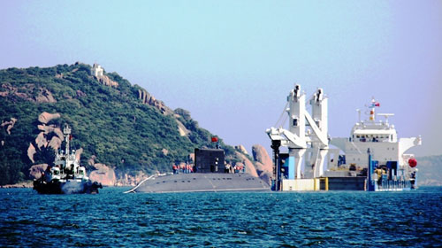 Cờ Tổ quốc trên tàu ngầm Hà Nội