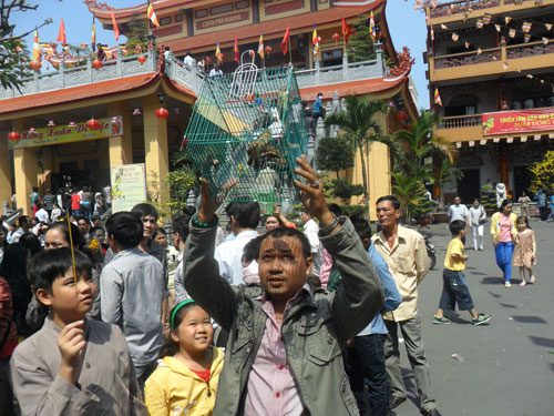 Người Sài Gòn đi chùa, phóng sinh đầu năm