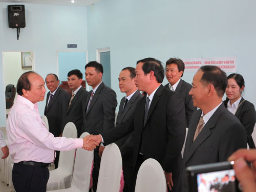 Phó Thủ tướng Nguyễn Xuân Phúc kiểm tra tình hình chuẩn bị xe khách dịp sau tết 12
