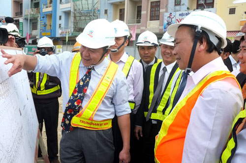 Phó Thủ tướng Nguyễn Xuân Phúc kiểm tra tình hình chuẩn bị xe khách dịp sau tết 5
