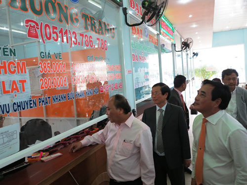 Phó Thủ tướng Nguyễn Xuân Phúc kiểm tra tình hình chuẩn bị xe khách dịp sau tết 