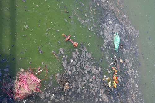 Mặt hồ Hà Nội lại ngạt thở vì tro, rác sau lễ cúng ông Táo