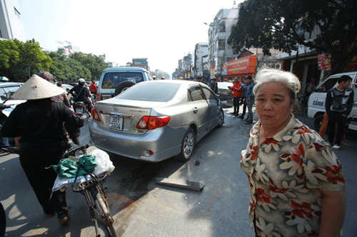 Giao thông Tết ông Táo hỗn loạn, 5 ô tô đâm liên hoàn trên phố Hà Nội