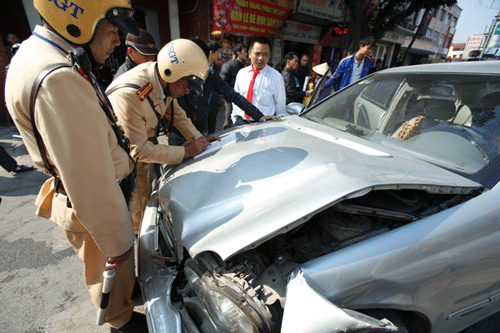 Giao thông Tết ông Táo hỗn loạn, 5 ô tô đâm liên hoàn trên phố Hà Nội