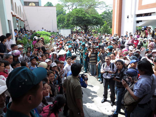 Hàng ngàn người dân vây bảo mẫu hành hạ trẻ sau phiên tòa 6