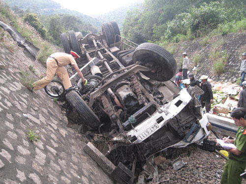Tai nạn giao thông làm 5 người bị thương, đường sắt gián đoạn 3
