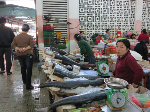 Đà Nẵng: Thịt cá cầm chừng, dưa mắm cháy hàng 2