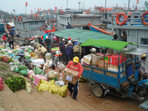 Lý Sơn: Hàng trăm tấn hàng tết được vận chuyển ra đảo 1