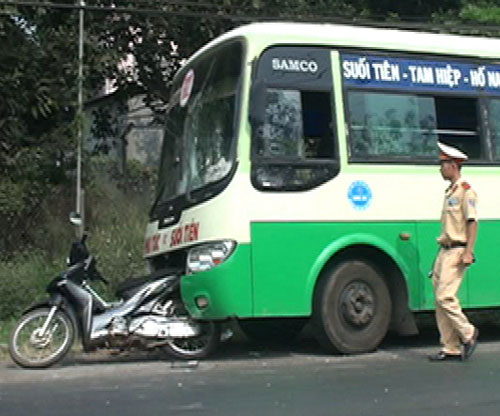 Xe buýt đâm xe máy 4 người trong một gia đình bị thương nặng