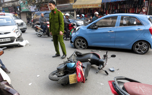 Vụ tai nạn ba xe đấu đầu, một người nhập viện nguy kịch 1