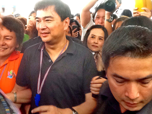 Ông Abhisit