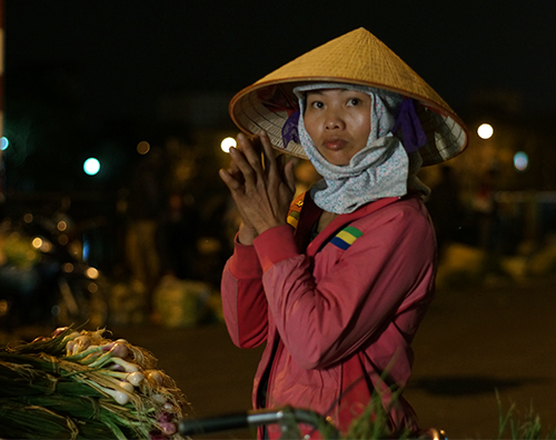 Cô Lan đi xe đạp chở 60 kg hành vượt 20 km từ xã An Lư, huyện Thuỷ Nguyên đến chợ bán nhưng ế hàng, Lan sẽ tiếp tục đạp xe xuống chợ Lũng, cách đây gần 10 km bán tiếp