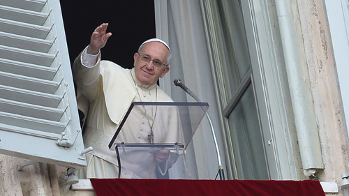 Giáo hoàng Francis rất được mến mộ nhờ phong cách giản dị, cởi mở - Ảnh: AFP