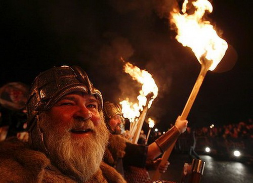 Người dân Scotland tham gia lễ hội Hogmany tại Edinburgh, thủ đô Scotland - Ảnh: Reuters
