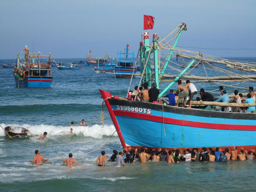 Chiếc thuyền trôi sát vào bờ được hàng trăm người dân cứu thoát sau gần 2 giờ