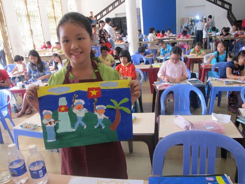 Bé Nguyễn Hải Minh, con gái của nghệ sỹ đàn tranh Hải Phượng với bức tranh vế biển đảo