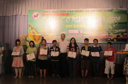 Ông Lê Hồng Triều, Giam đốc Cung Văn hóa trao giải cho các bạn ở lứa tuổi từ 12 đến 15 tuổi tham gia tại cuộc thi