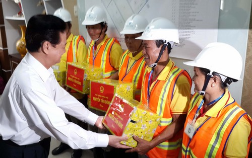 Thủ tướng Nguyễn Tấn Dũng nghe kỹ sư nhà máy xử lý nước rỉ rác tại Khu liên hợp xử lý chất thải rắn Đa Phước giới thiệu về quy trình xử lý nước rỉ rác - 6