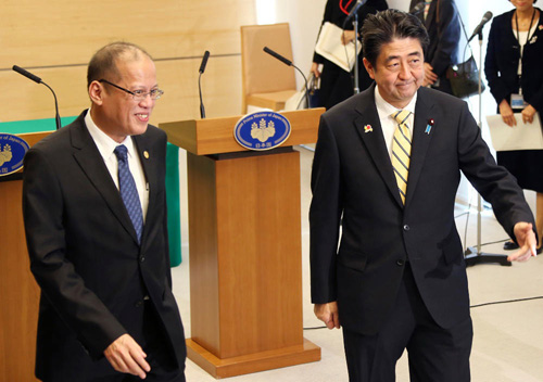 Tổng thống Philippines Benigno Aquino II (trái) và Thủ tướng Nhật Shinzo Abe đều lên tiếng báo động về Trung Quốc - Ảnh: AFP