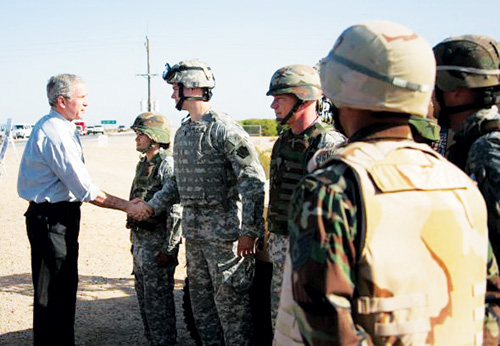 Bê bối chiếm đoạt tiền tuyển quân bắt nguồn từ thời Tổng thống George W.Bush (trái) - Ảnh: AFP