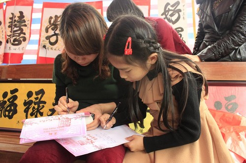 Chị Phạm Thị Hồng Anh, giáo viên trường THCS xã Đại Đồng cùng con gái gửi lời ước muốn học giỏi, mạnh khỏe, hạnh phúc trong nét bút khai xuân
