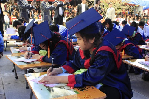 Học sinh trường TH Đinh Tiên Hoàng ngồi khai bút như các sĩ tử thời xưa 