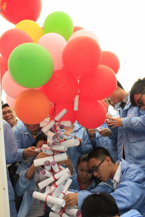 Học sinh trường THPT Năng khiếu Trần Phú treo những lời cầu chúc vào bóng bay trước khi thả lên trời